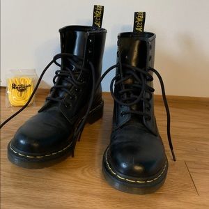 Dr martens black leather boot extra yellow laces